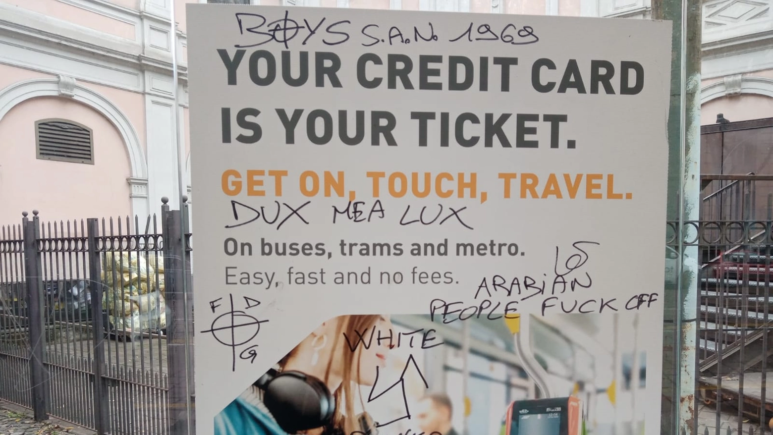 Le scritte neonaziste apparse su un cartellone pubblicitario accanto al teatro Dal Verme