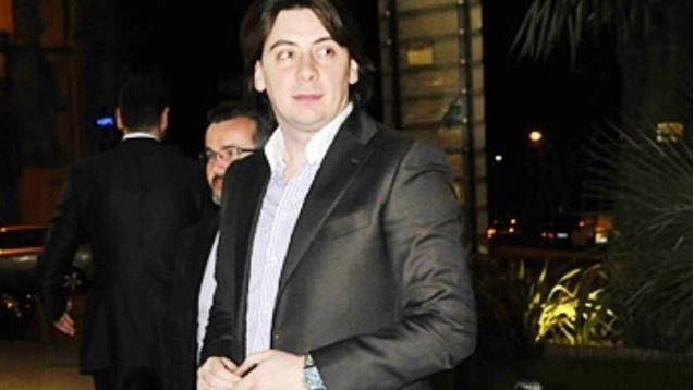 Mirko Mora, il secondogenito dell’ex agente dei vip si è presentato negli uffici della stazione Garibaldi dei carabinieri per denunciare l'accaduto