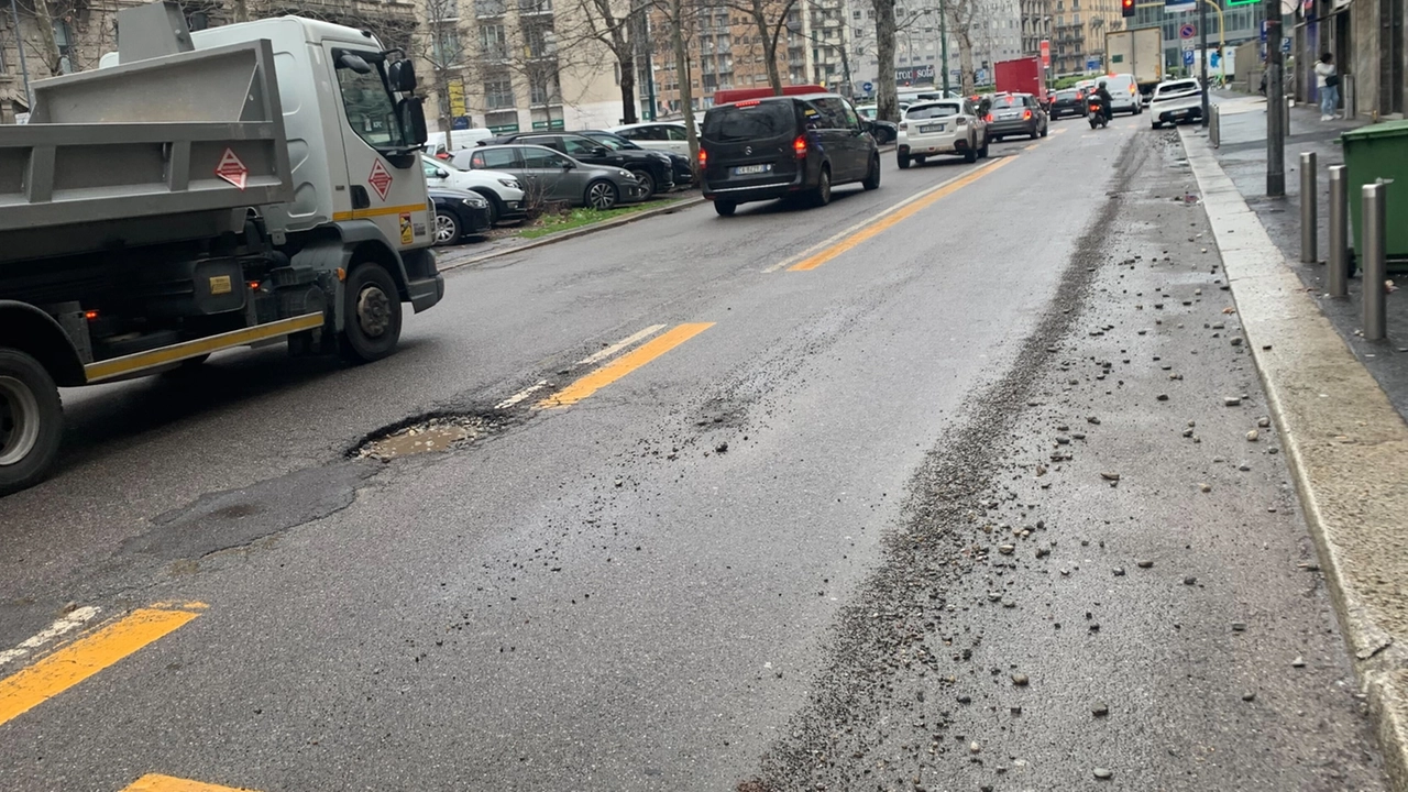 La buca nel tratto di viale Abruzzi in prossimità di piazzale Loreto