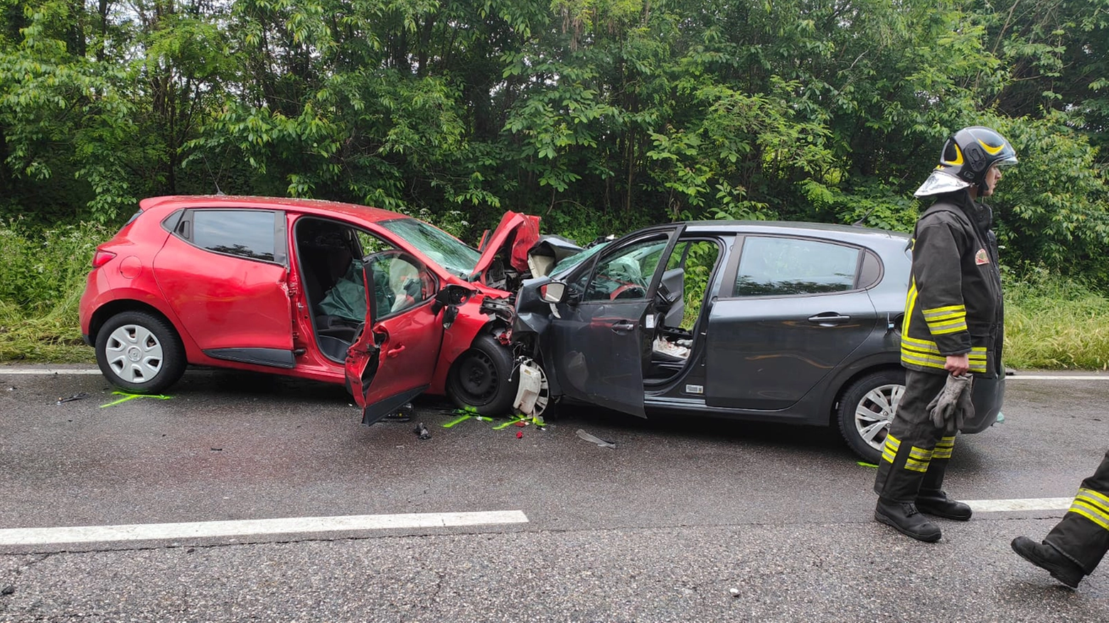 Turbigo, le due auto distrutte dopo l'incidente in via Milano