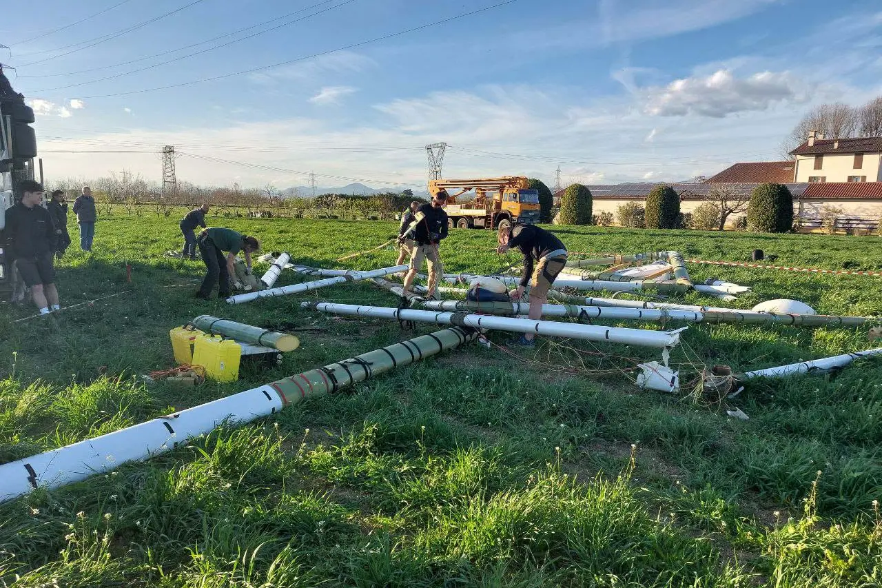 Brescia, il recupero dell'antenna caduta dall'elicottero