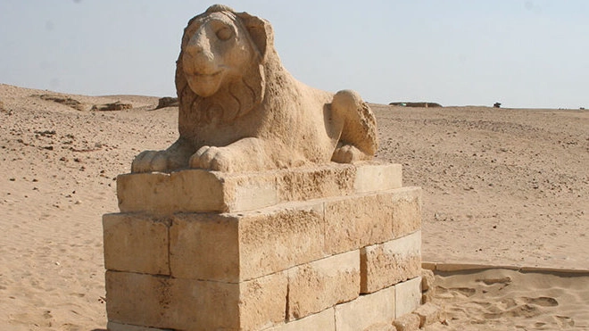 Una delle due statue di leoni custodi del villaggio di Tebtynis