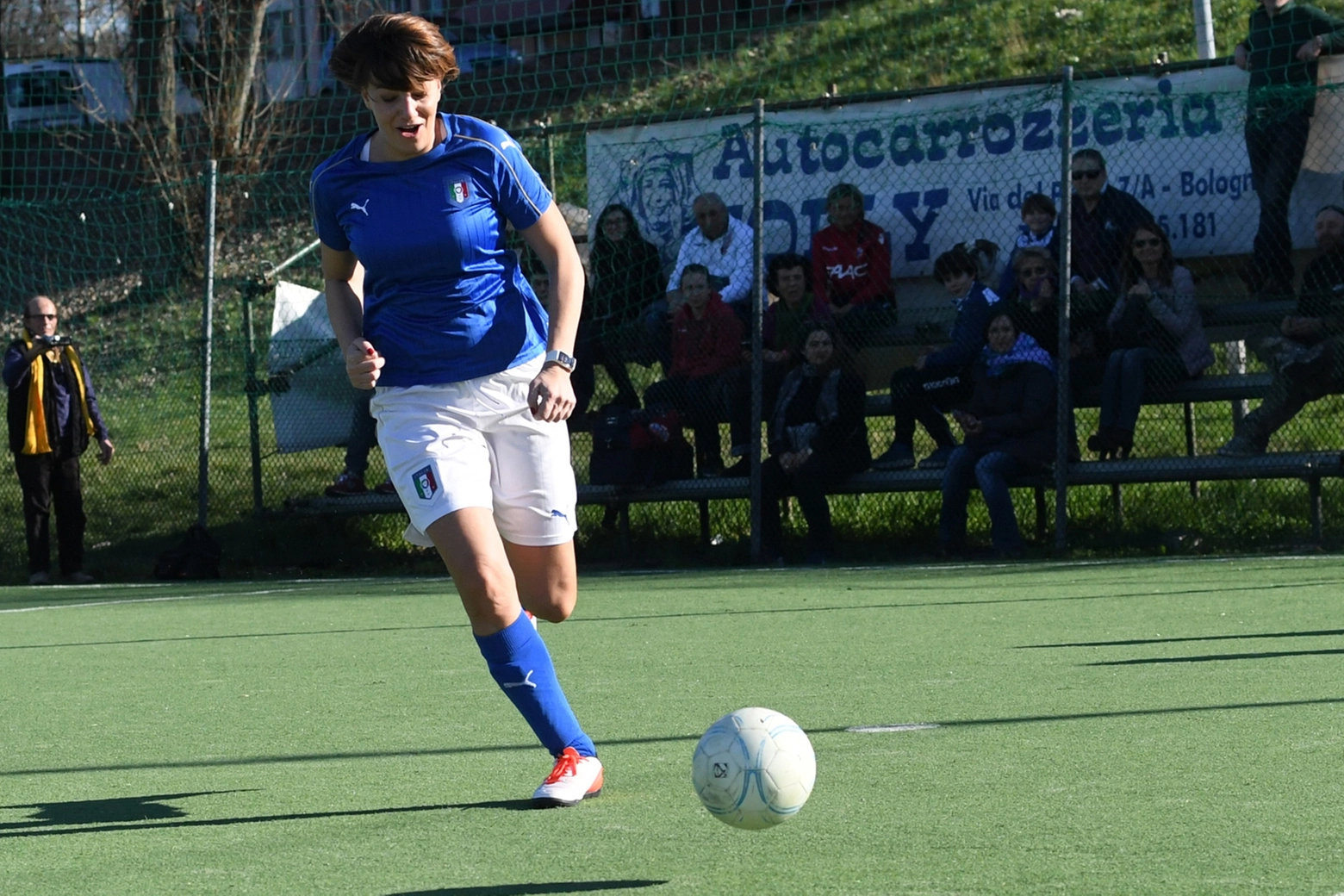 L'europarlamentare Lara Comi durante una partita di calcio