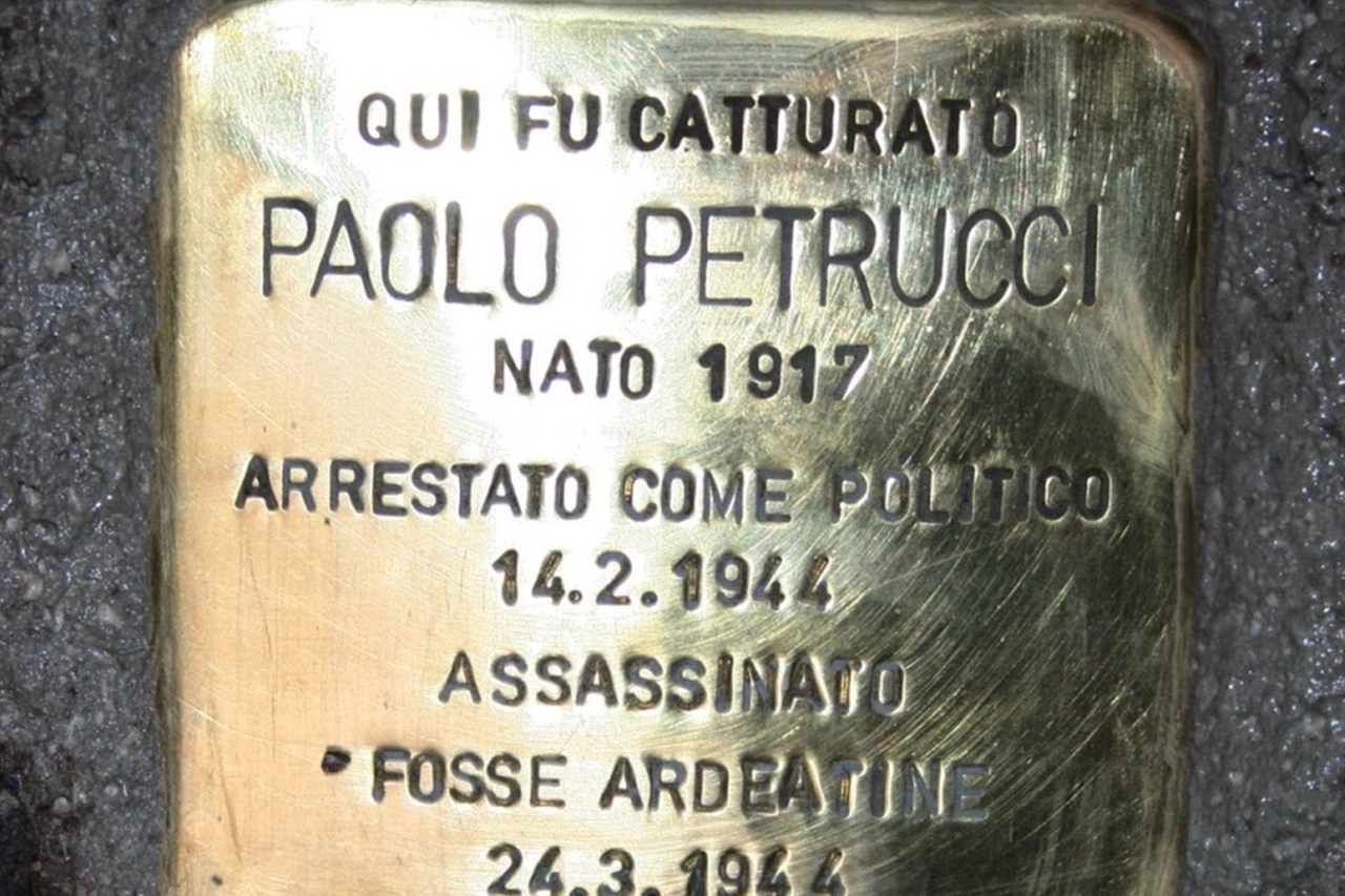 ARTE E COMMEMORAZIONI Gunter Demnig installa le Stolpersteine nelle diverse città italiane e, sopra, nel tondo, la mappa delle pietre d’inciampo e un sampietrino installato a Roma che riporta i dati biografici dei deportati razziali o politici. Viene interrato nel marciapiede davanti alle abitazioni, scuole o luoghi di lavoro di ogni persona che è stata perseguitata