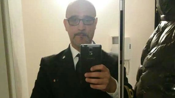 Guido Umberto Farinelli, ex guardia giurata, in un’improbabile uniforme di Marina