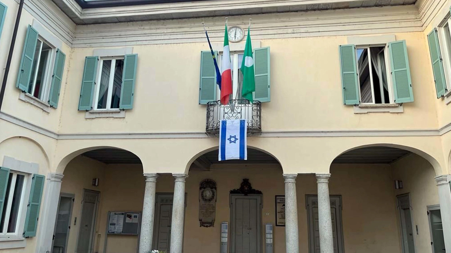 Bandiera della discordia. Il prefetto fa togliere il vessillo di Israele dal balcone municipale