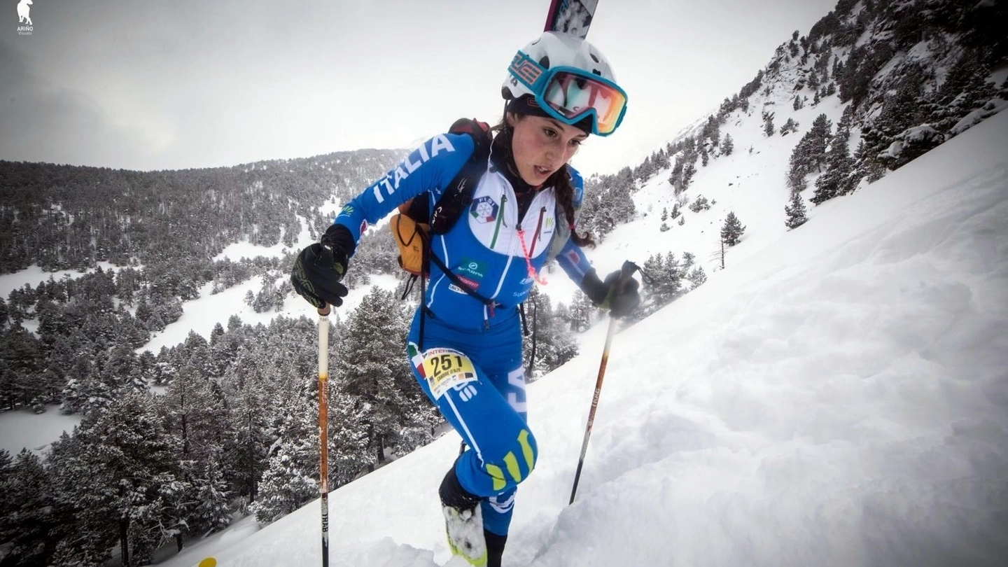 Un'atleta azzurra in una gara di scialpinismo 