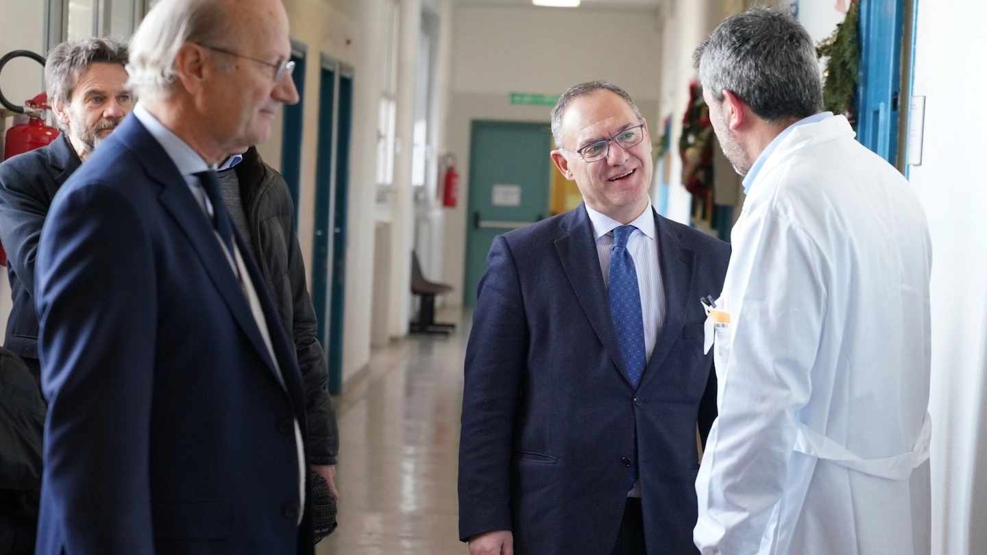 Il neo direttore generale Massimo Lombardo mentre incontra uno dei medici del presidio di viale Marconi
