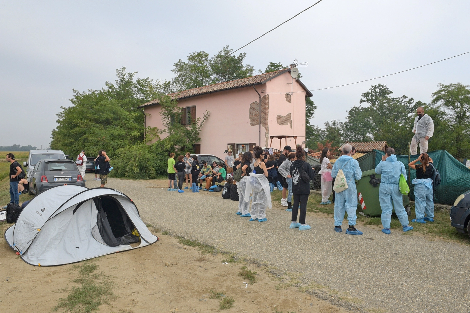 Il picchetto animalista davanti al rifugio del Pavese che ospita i maiali