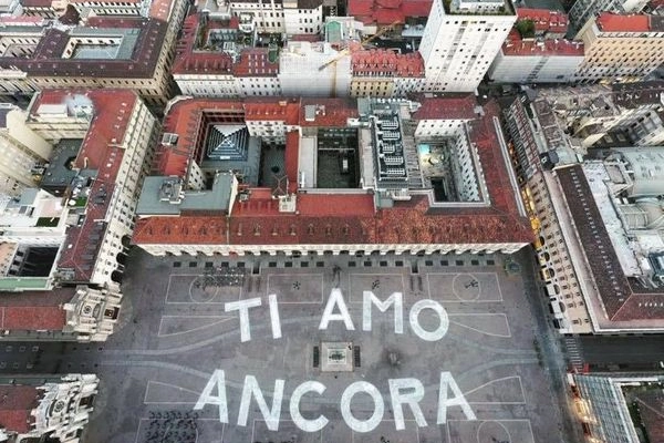 La scritta dall'alto