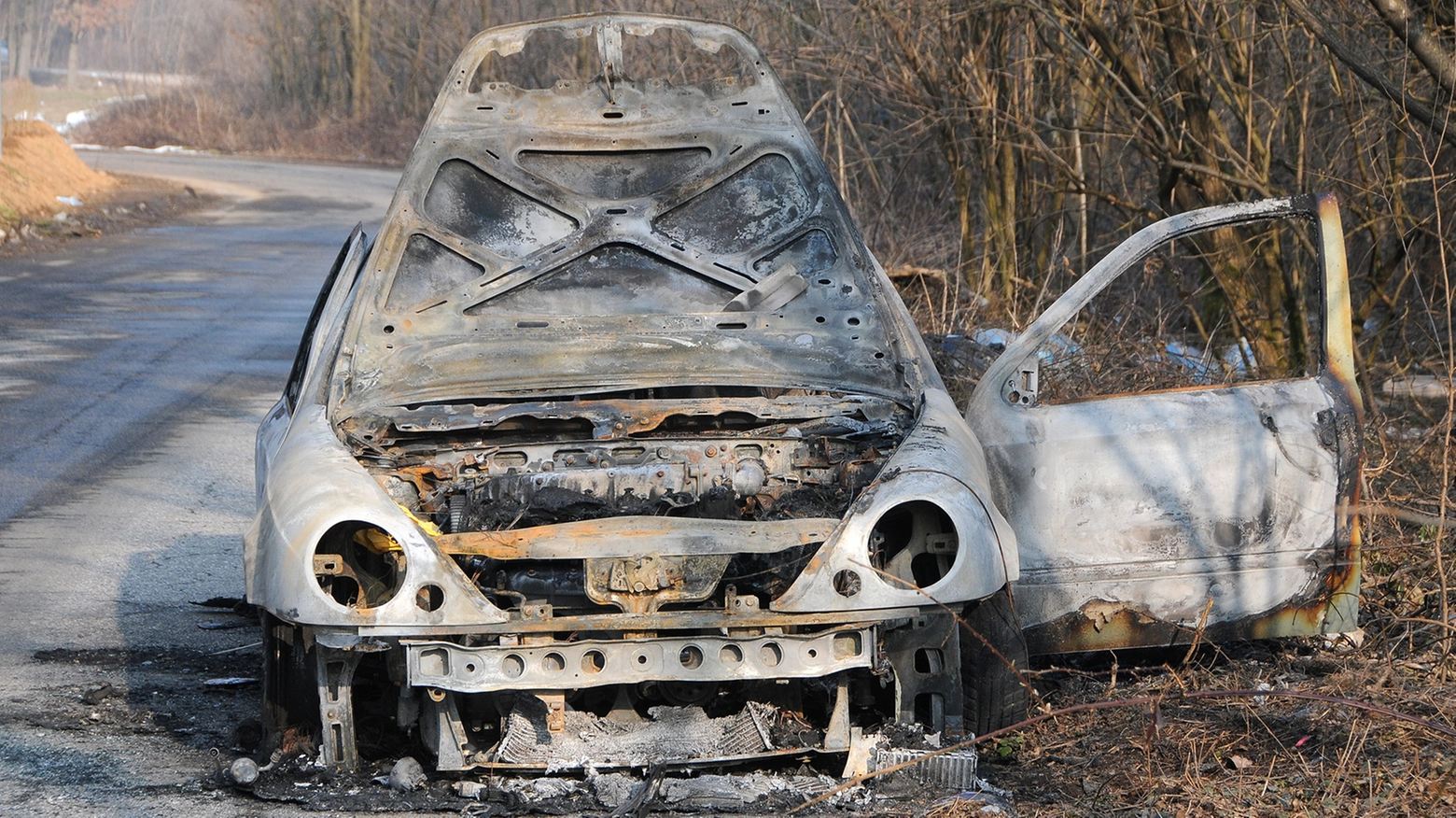 L'auto bruciata in via Cattaneo