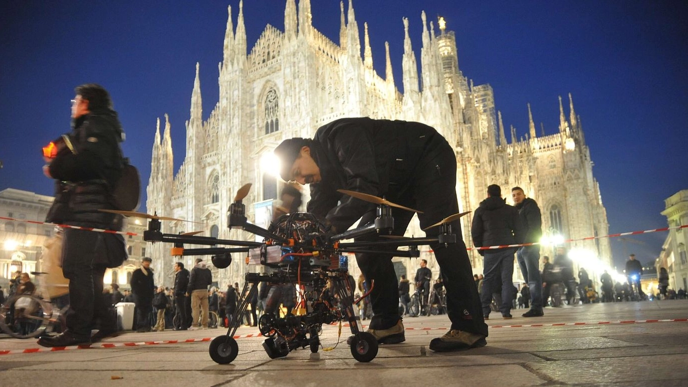 Droni pronti a levarsi in volo sul Duomo di Milano