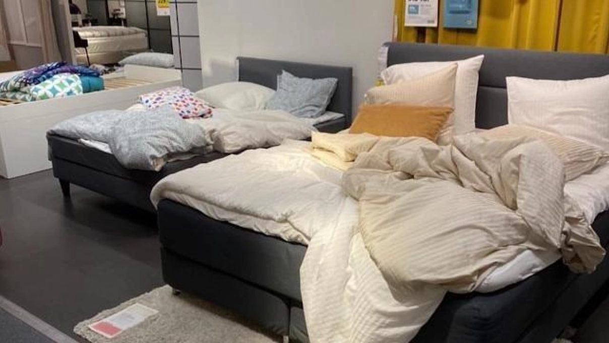 Ikea il giorno dopo la notte all'interno del negozio (Foto profilo Instagram Ikea Aalborg)