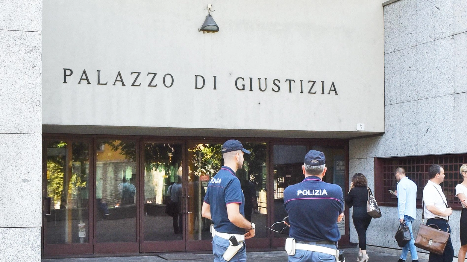 Il raggiro si trasforma in rapina . Truffatori incastrati grazie al tassista Il raggiro si trasforma in rapina . Truffatori incastrati grazie al tassista