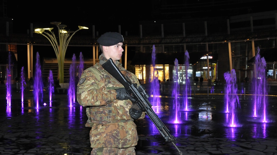 I militari durante i controlli effettuati venerdì notte in piazza Gae Aulenti 