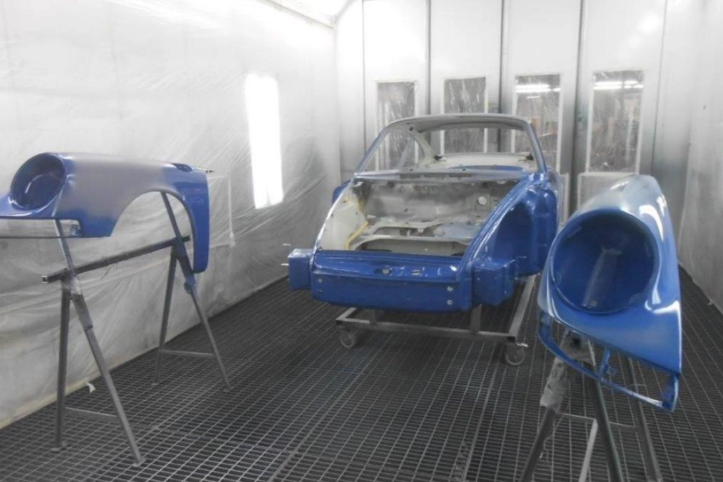 Auto in fase di restauro (Foto Cairati Milano)
