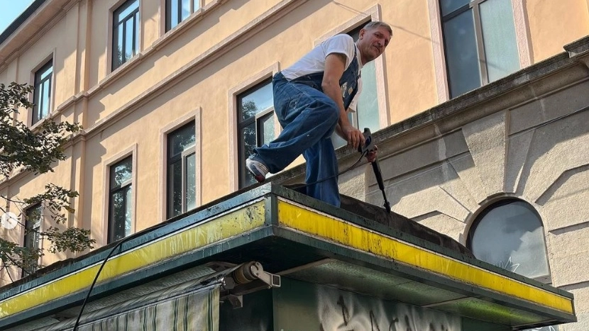 Alioscia Bisceglia, leader dei Casino Royale, al lavoro nel chiosco di via Conte Rosso