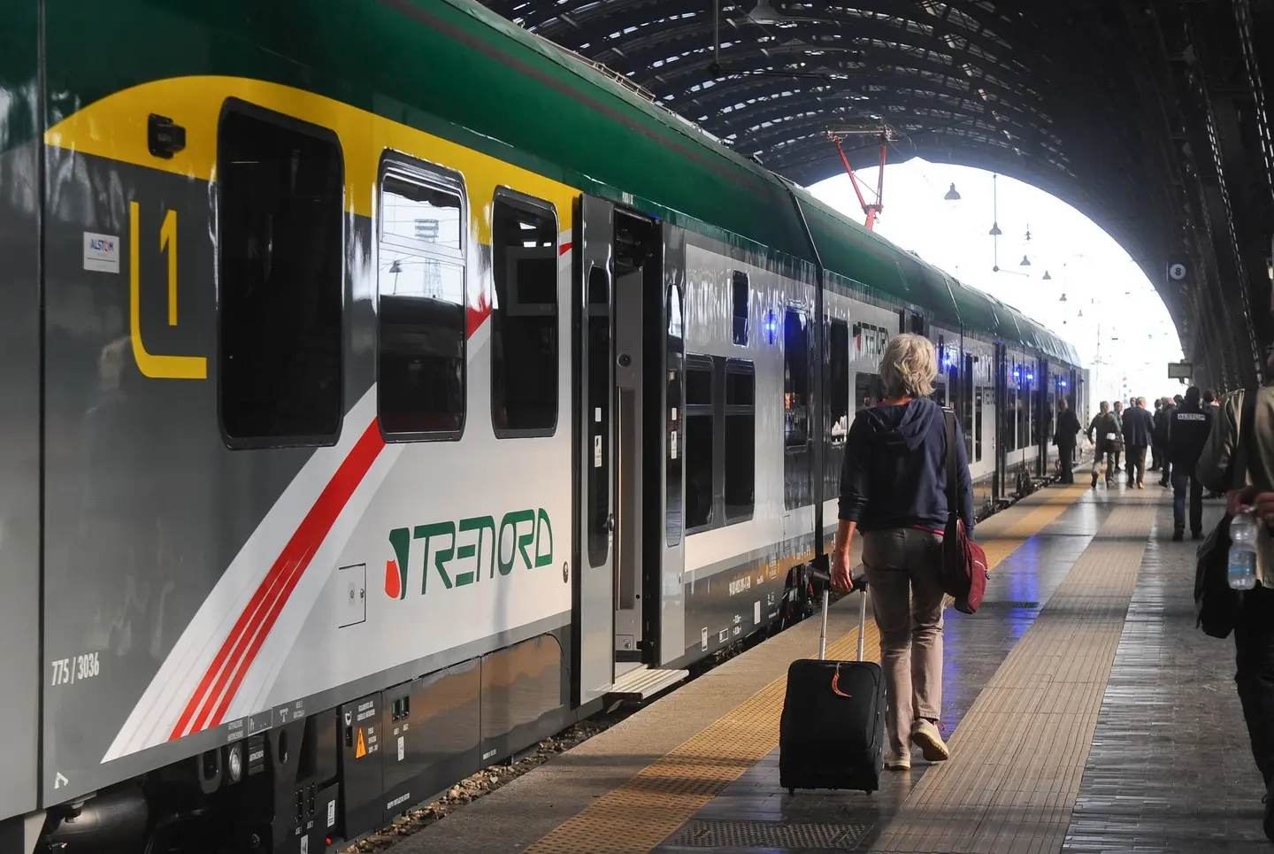 Sul treno senza biglietto, prende poliziotto a testate: arrestato 21enne