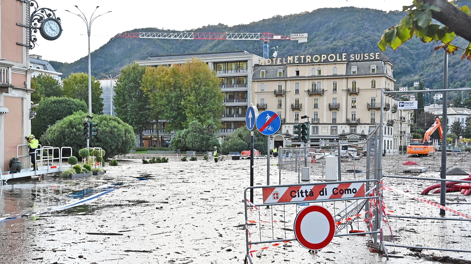 COMO, Piazza Cavour allagata