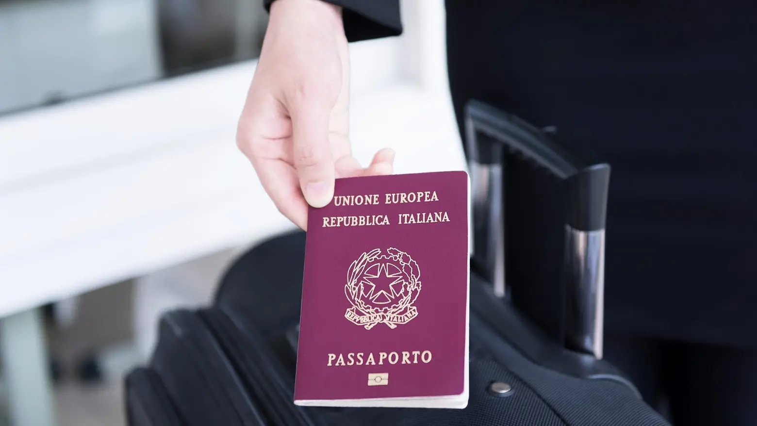 Passaporto italiano (Archivio)