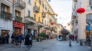 Le mille vite di Paolo Sarpi: dai carretti allo street food, la movida ora è a Chinatown