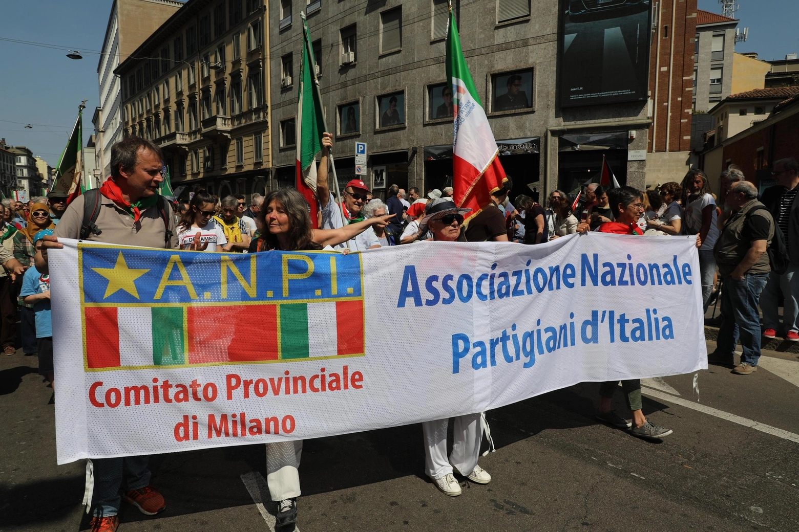 25 Aprile, il corteo per le vie di Milano