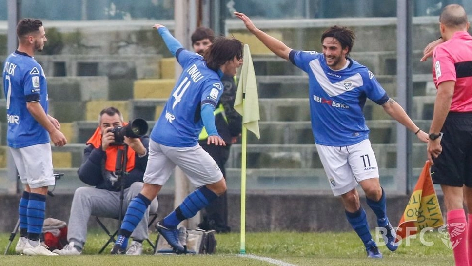 Ernesto Torregrossa e Sandro Tonali esultano per i gol che hanno steso il Livorno