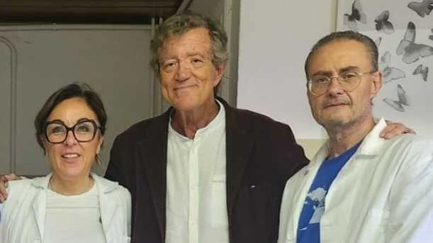 Gabriella Scrimieri insieme al pediatra Emilio Filippo Fossali e l’infermiere Marco Niec