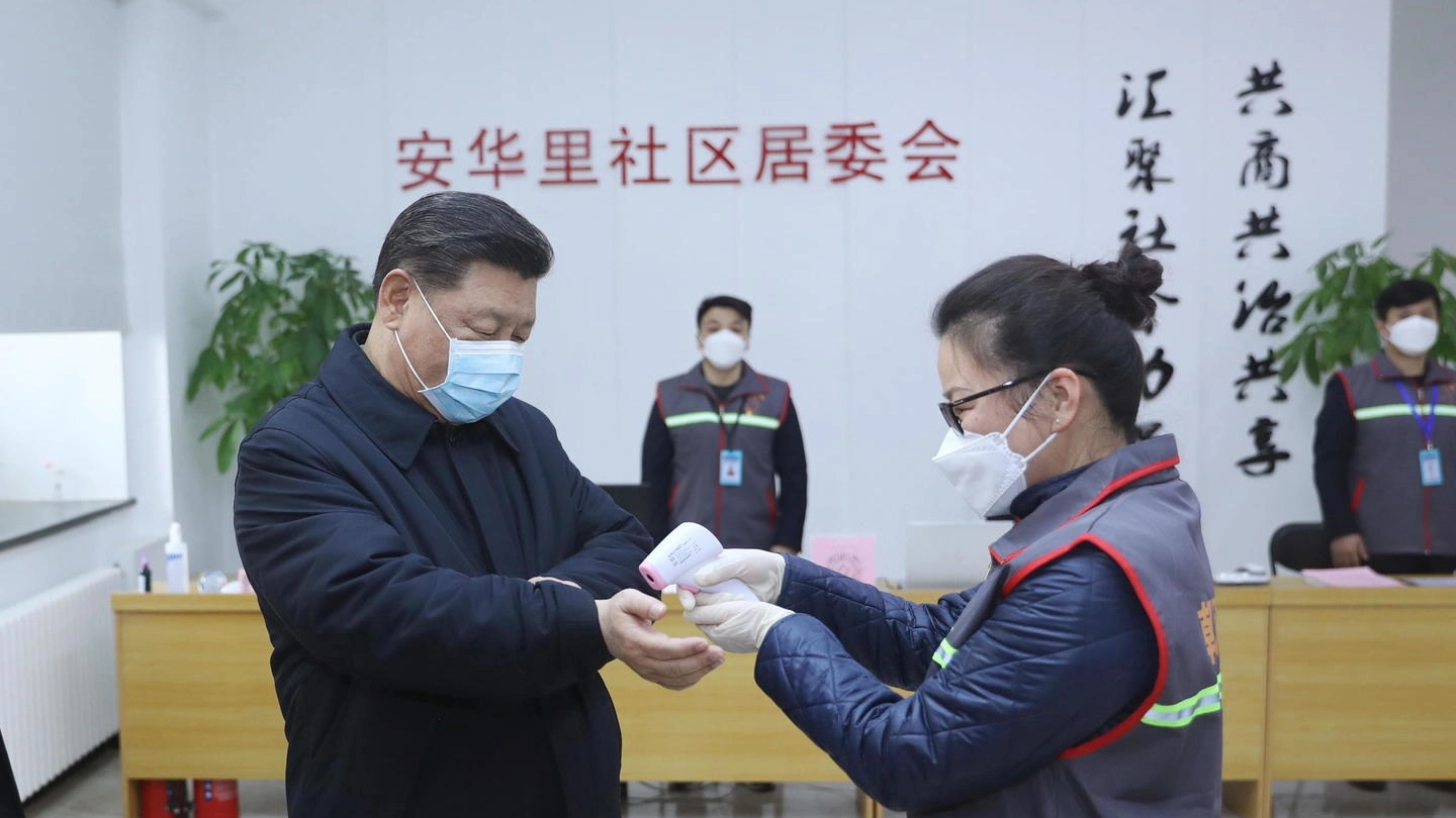 Xi Jinping con la mascherina per proteggersi dal virus (Ansa)