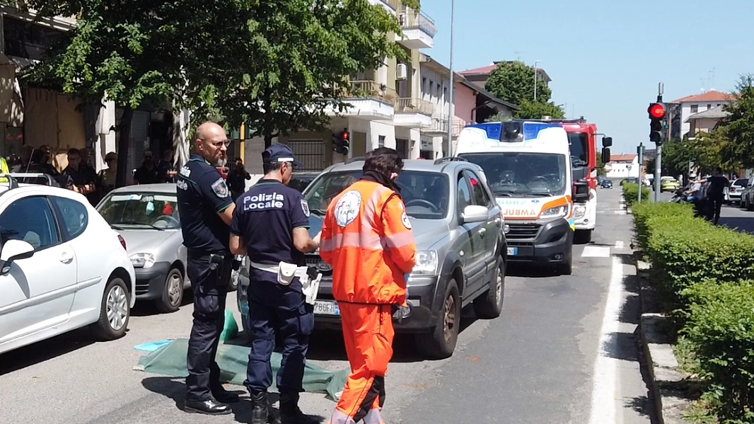 I soccorsi e i rilievi sul luogo dell'incidente a Vigevano