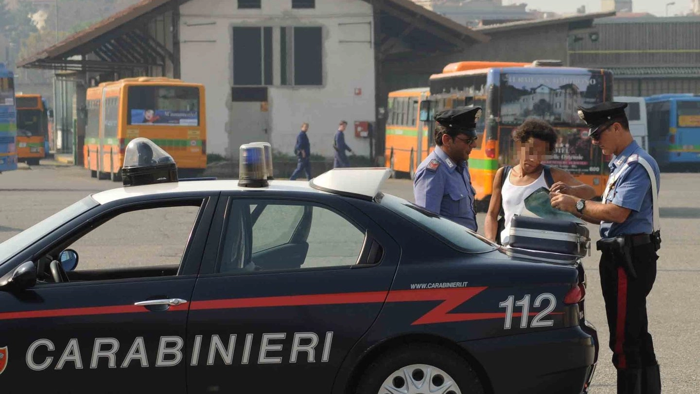 Controlli dei carabinieri alla stazione (Foto d’archivio)