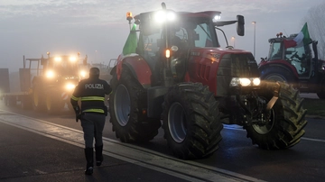 Melegnano, i trattori occupano la provinciale: chiuse due uscite dell’autostrada A1
