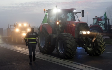 Melegnano, i trattori occupano la provinciale: chiuse due uscite dell’autostrada A1