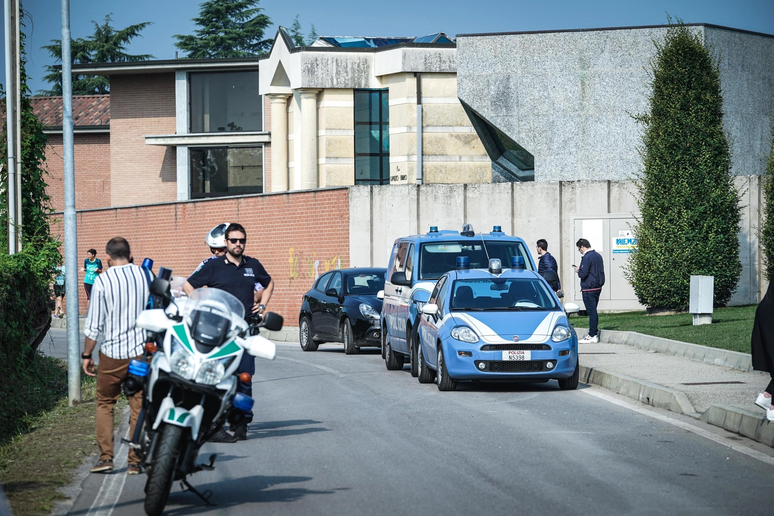 Agenti e misure di sicurezza al Tempio Panta Rei di Valenza Po per la cremazione del feretro di Silvio Berlusconi