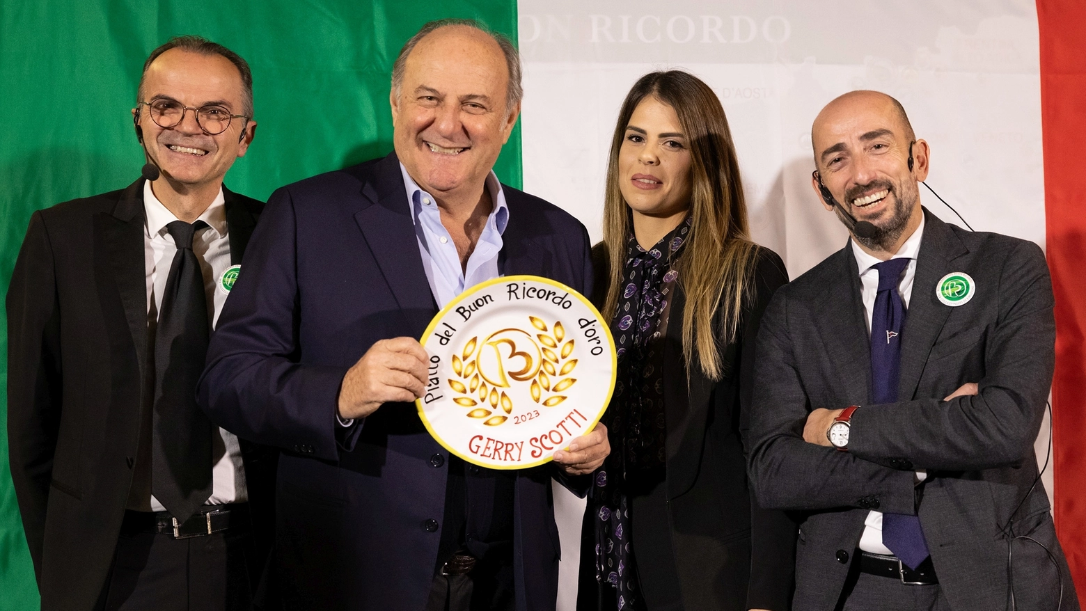 Gerry Scotti mostra orgoglioso il piatto d'oro del Buon Ricordo