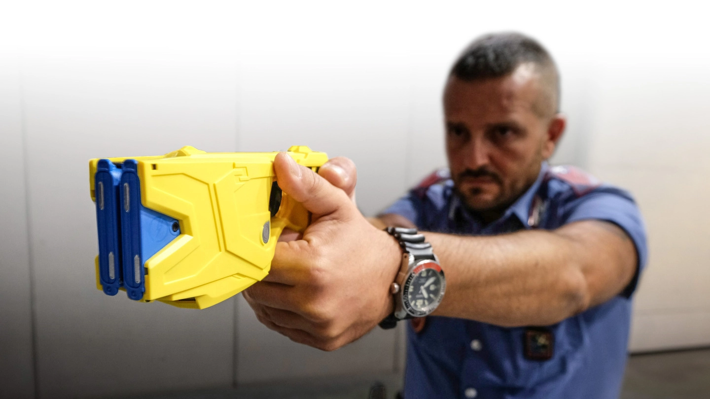 Un carabiniere armato di taser