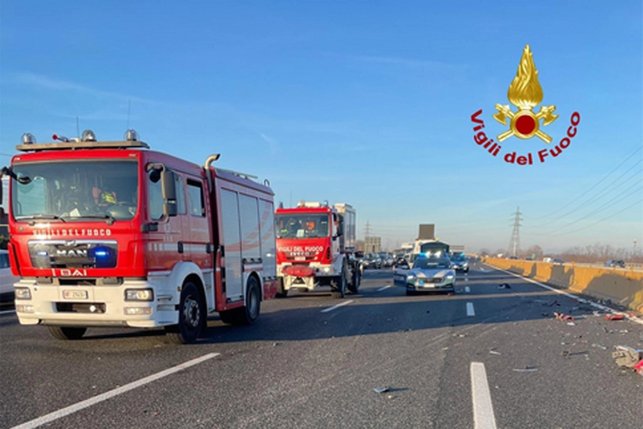 Un altro scatto dell'incidente: sullo sfondo, veicoli in coda