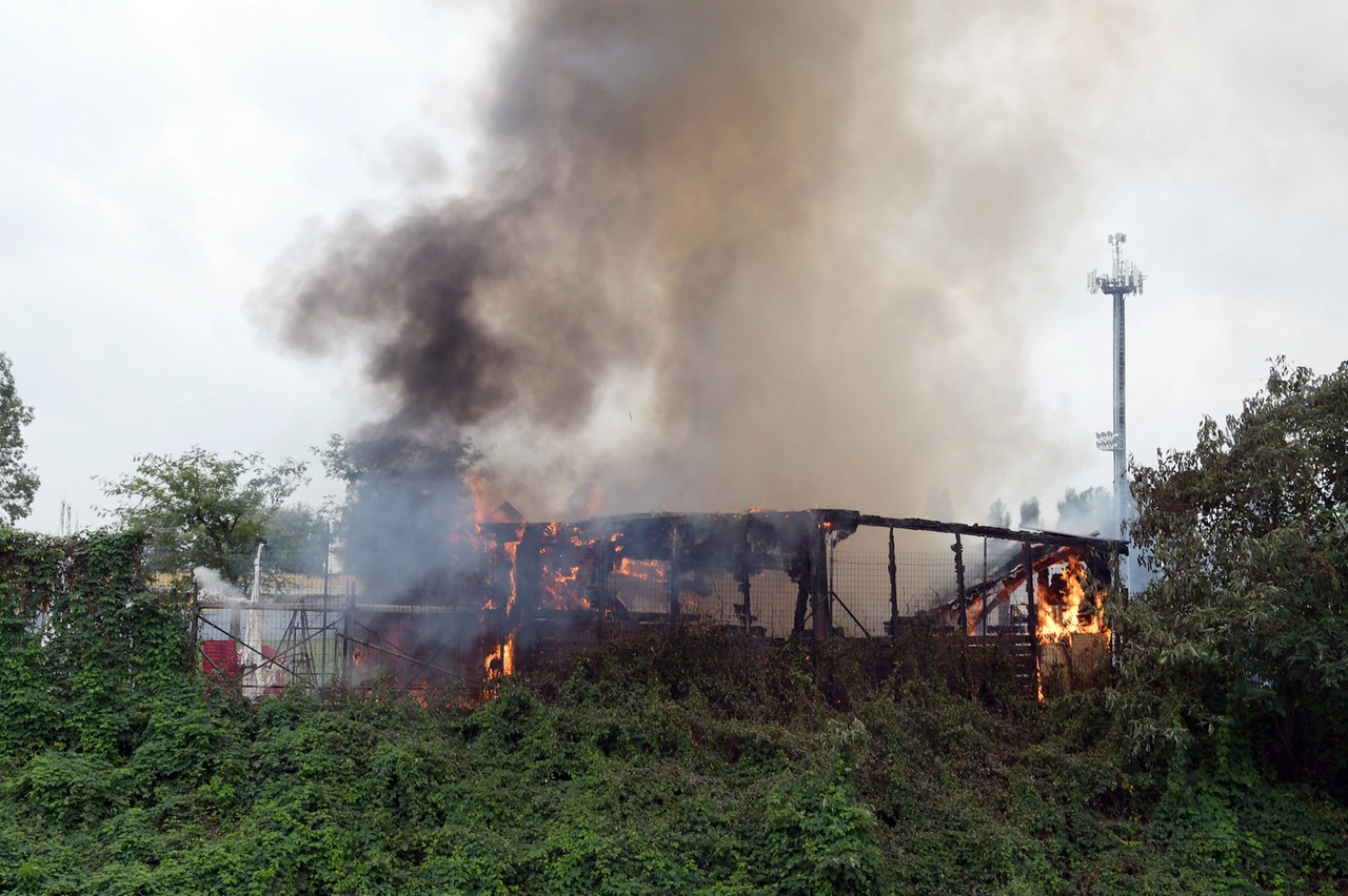L'incendio del bar nel centro sportivo di Melzo