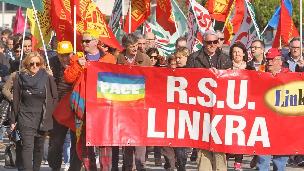 Una manifestazione dei lavoratori della Linkra