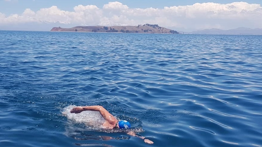 Andrea Oriana nelle acque del lago Titicaca