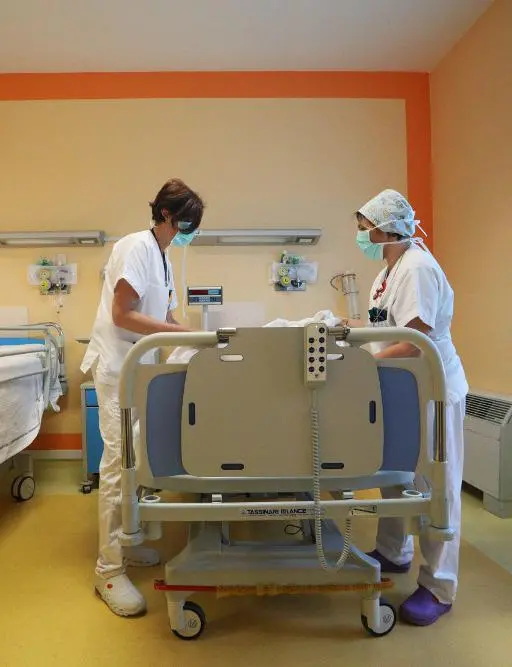 Pavia, shock anafilattico di un bambino. Ambulanza in ritardo, salvato dai vigili