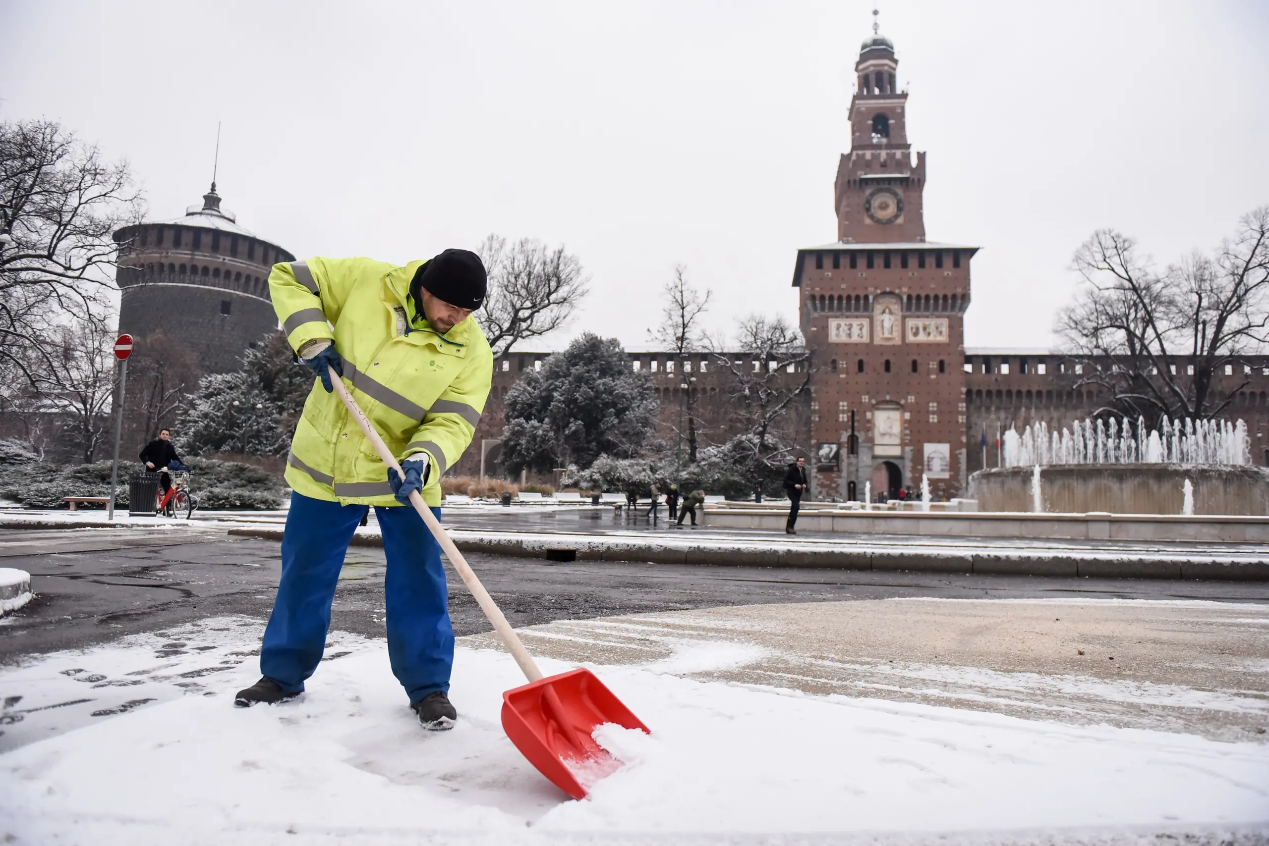 Neve in Lombardia, allarme strade ghiacciate: spargisale in azione/ FOTO e VIDEO