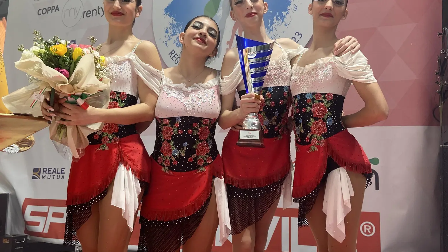 Le campionesse del pattinaggio "Aiutateci a inseguire un sogno" Le campionesse del pattinaggio "Aiutateci a inseguire un sogno"