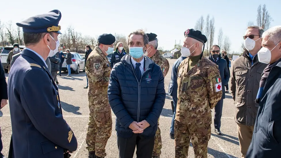 Attilio Fontana con alcuni militari durante la fase critica della pandemia da Covid-19 Attilio Fontana con alcuni militari durante la fase critica della pandemia da Covid-19