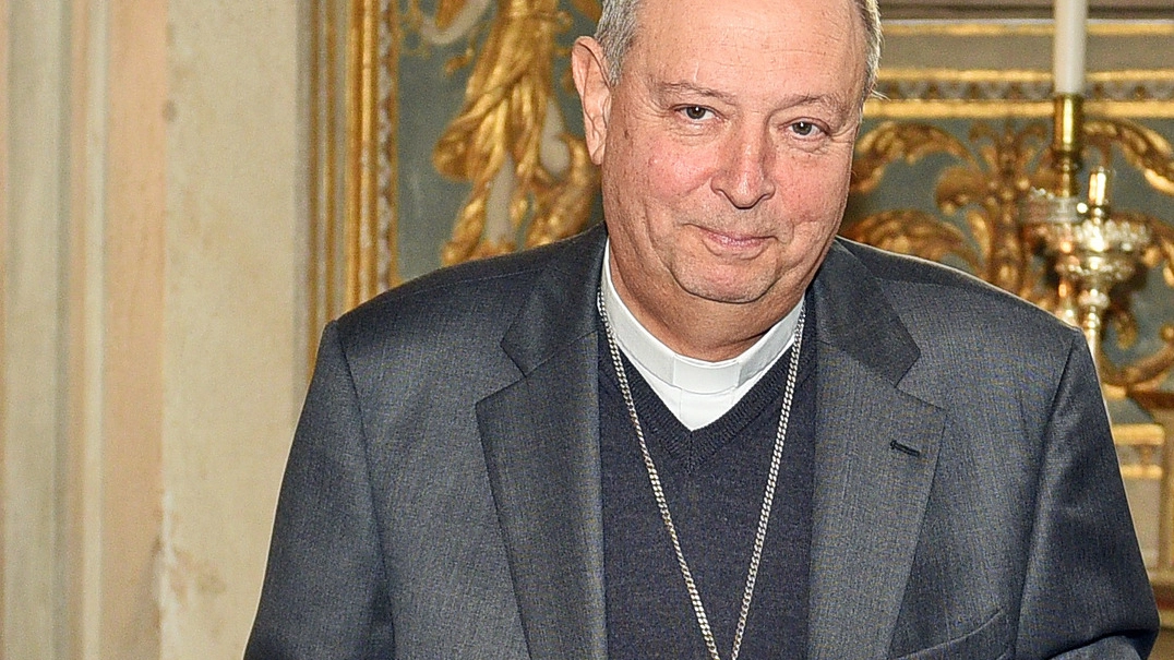 Il vescovo di Como Oscar Cantoni
