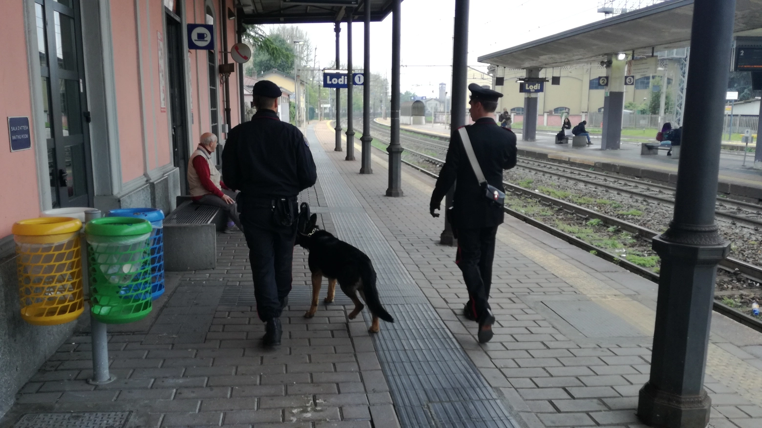 Foto d'archivio di forze dell'ordine in stazione lungo la linea Milano Piacenza