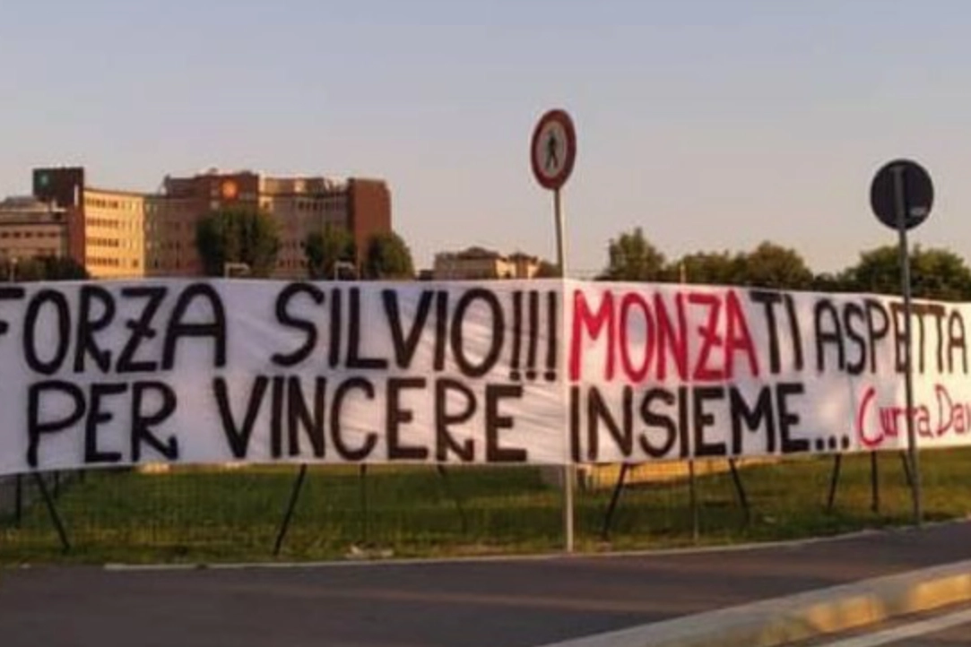 Striscione dei tifosi del Monza per Silvio Berlusconi (Foto Facebook Curva Davide Pieri)