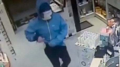 Il rapinatore con la mascherina ripreso dalle telecamere di sorveglianza
