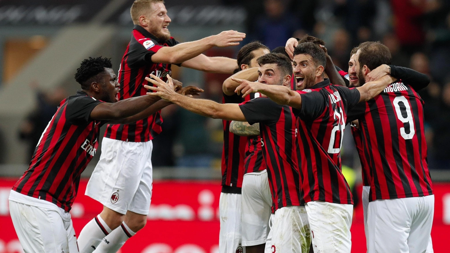 Il Milan festeggia il gol di Romagnoli