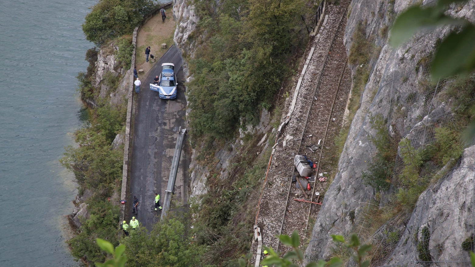 La ferrovia danneggiata all'altezza di Marone La ferrovia danneggiata all'altezza di Marone